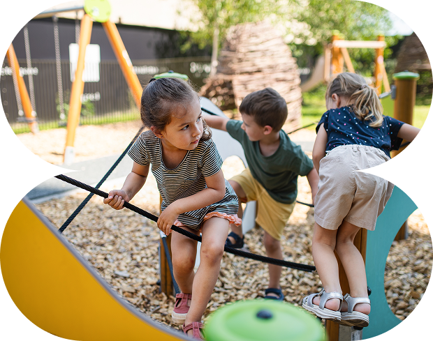 kidgs-playing-on-ropes-course